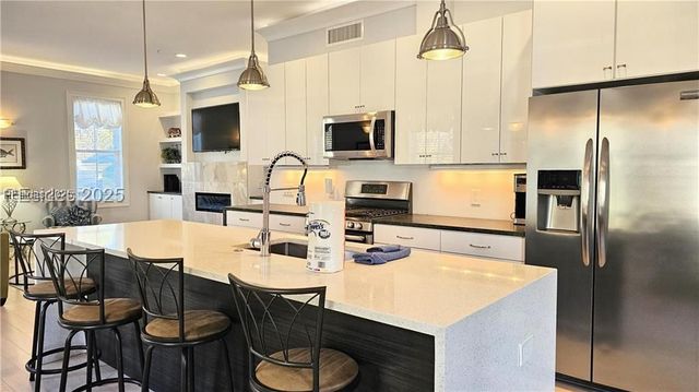 200 Bluffton Rd Ste 2, Bluffton, SC 29910