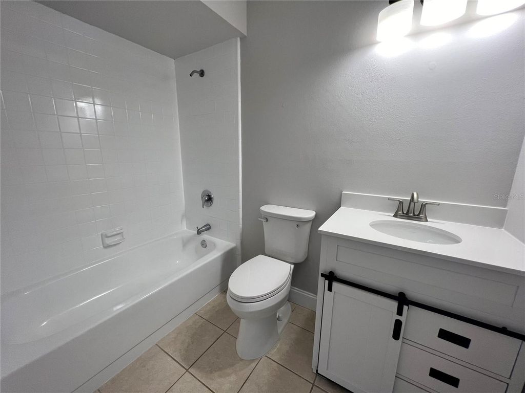 Image 20 of property listing at 1313 SUMMER BREEZE ROAD, Orlando, FL 32822