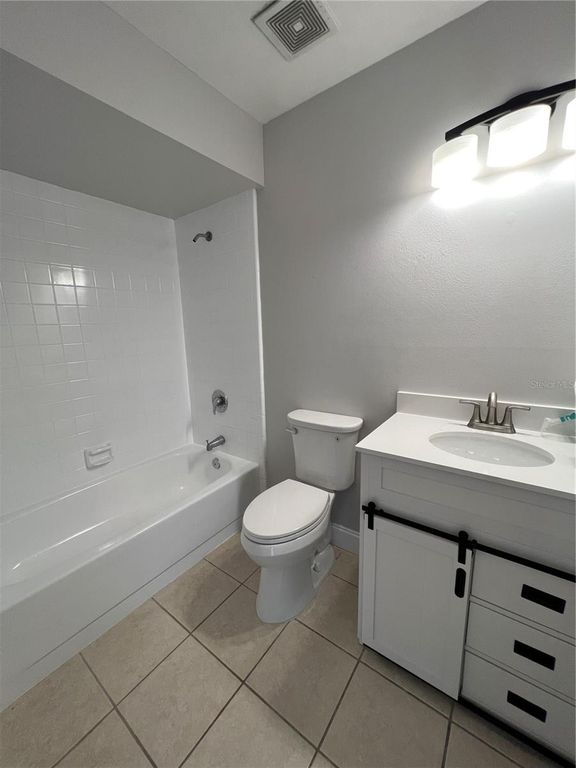 Image 4 of property listing at 1313 SUMMER BREEZE ROAD, Orlando, FL 32822