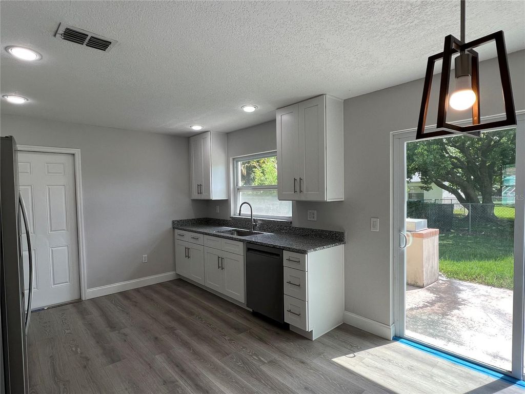 Image 7 of property listing at 1313 SUMMER BREEZE ROAD, Orlando, FL 32822
