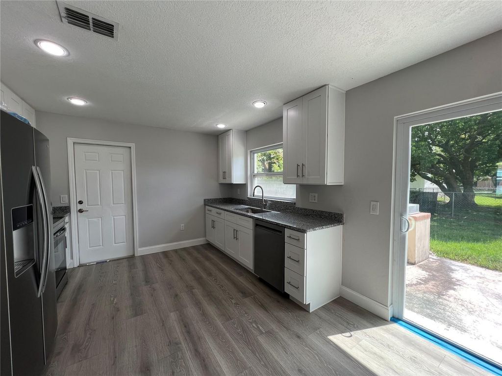 Image 8 of property listing at 1313 SUMMER BREEZE ROAD, Orlando, FL 32822