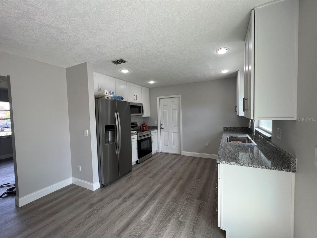 Image 9 of property listing at 1313 SUMMER BREEZE ROAD, Orlando, FL 32822