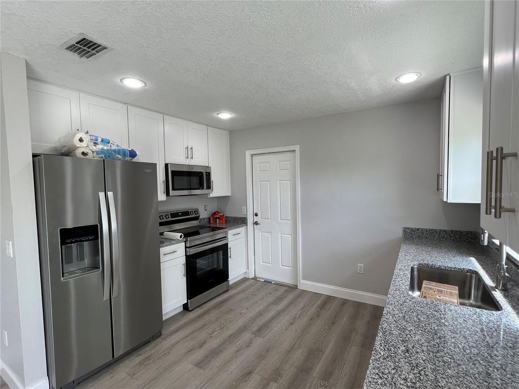Image 10 of property listing at 1313 SUMMER BREEZE ROAD, Orlando, FL 32822