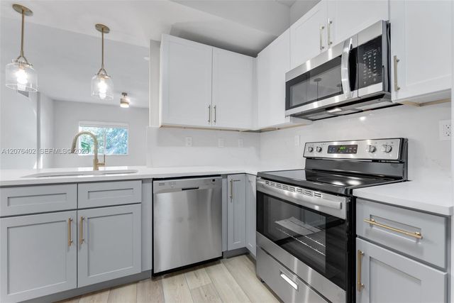 6001 SW 70th Street 512, South Miami, FL 33143