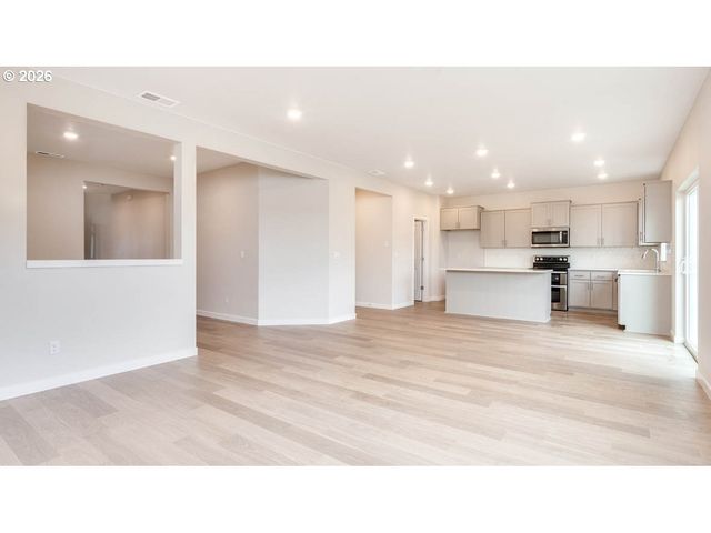 9194 Se Azalea St, Happy Valley, OR 97086