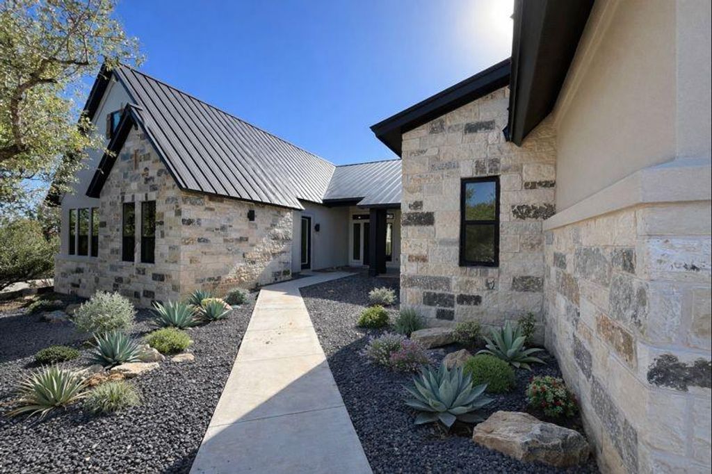 202 Brown Saddle CV, Driftwood, TX 78619