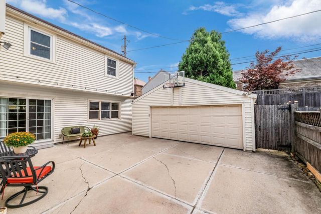4760 N Woodburn STREET, Whitefish Bay, WI 53211