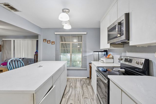 1108 S Edgefield Avenue, Dallas, TX 75208