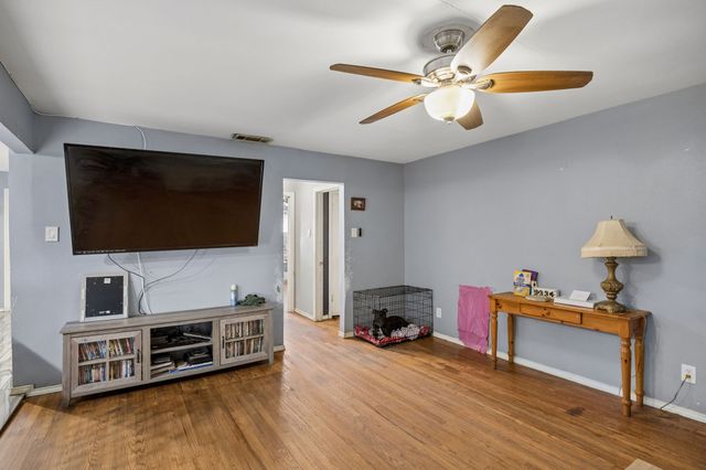 1108 S Edgefield Avenue, Dallas, TX 75208