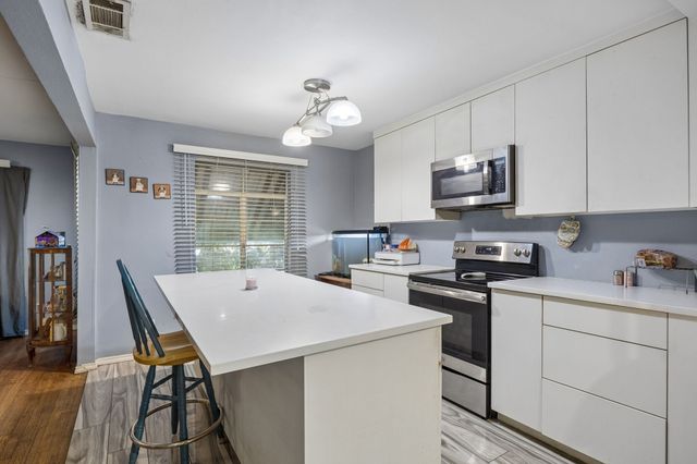 1108 S Edgefield Avenue, Dallas, TX 75208