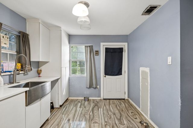 1108 S Edgefield Avenue, Dallas, TX 75208