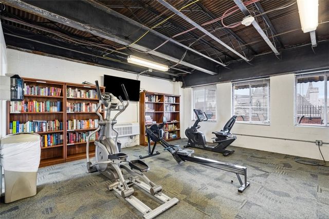 128 N Craig 909, Oakland, PA 15213