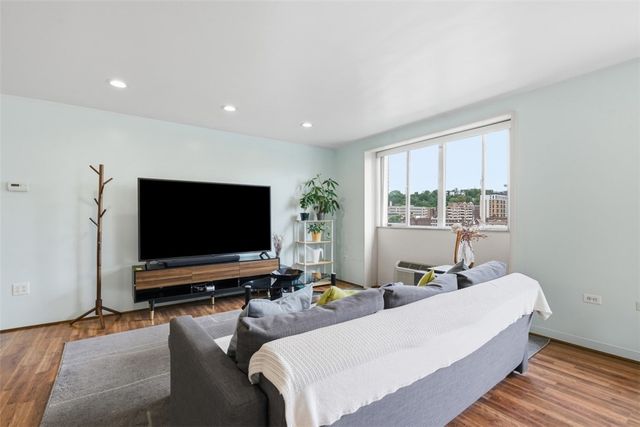 128 N Craig 909, Oakland, PA 15213