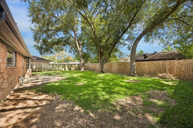 1605 Cypress Hollow Street, Houston, TX 77581