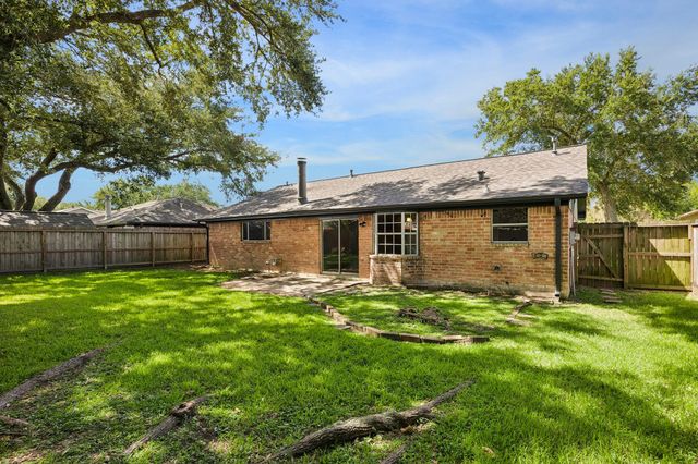 1605 Cypress Hollow Street, Houston, TX 77581