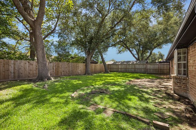 1605 Cypress Hollow Street, Houston, TX 77581