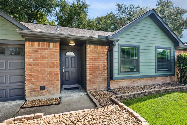 1605 Cypress Hollow Street, Houston, TX 77581