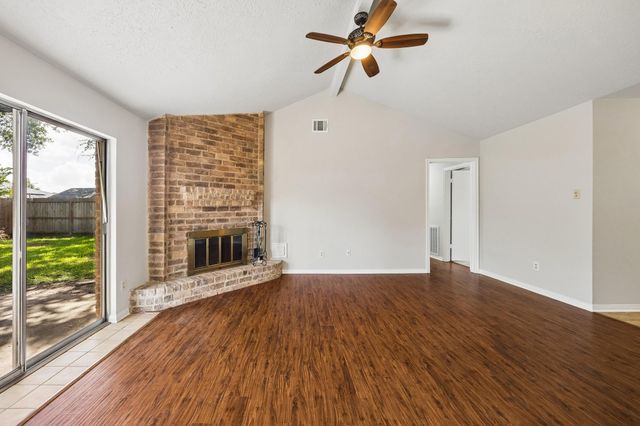 1605 Cypress Hollow Street, Houston, TX 77581