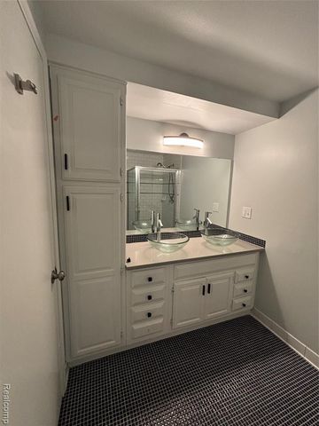 25173 Castlereigh Drive, Farmington Hills, MI 48336