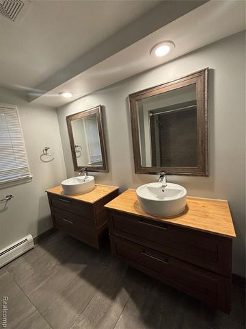 25173 Castlereigh Drive, Farmington Hills, MI 48336