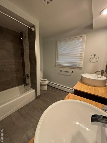 25173 Castlereigh Drive, Farmington Hills, MI 48336