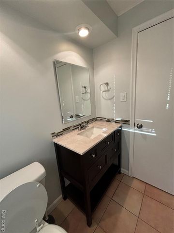 25173 Castlereigh Drive, Farmington Hills, MI 48336