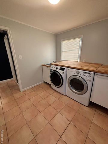 25173 Castlereigh Drive, Farmington Hills, MI 48336