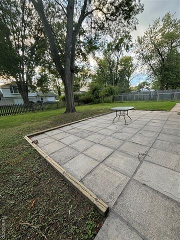 25173 Castlereigh Drive, Farmington Hills, MI 48336