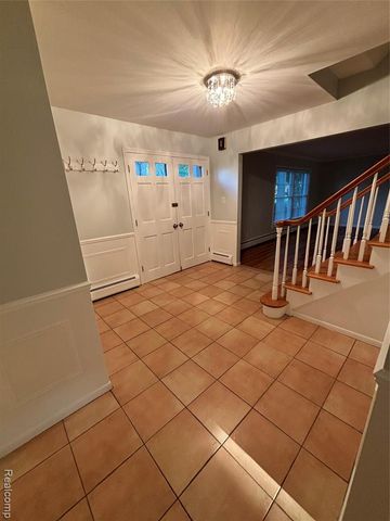 25173 Castlereigh Drive, Farmington Hills, MI 48336