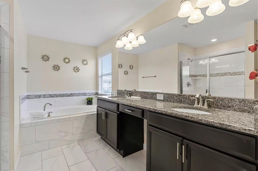 Image 18 of property listing at 4700 SLEEPY HOLLOW DRIVE, Kissimmee, FL 34746