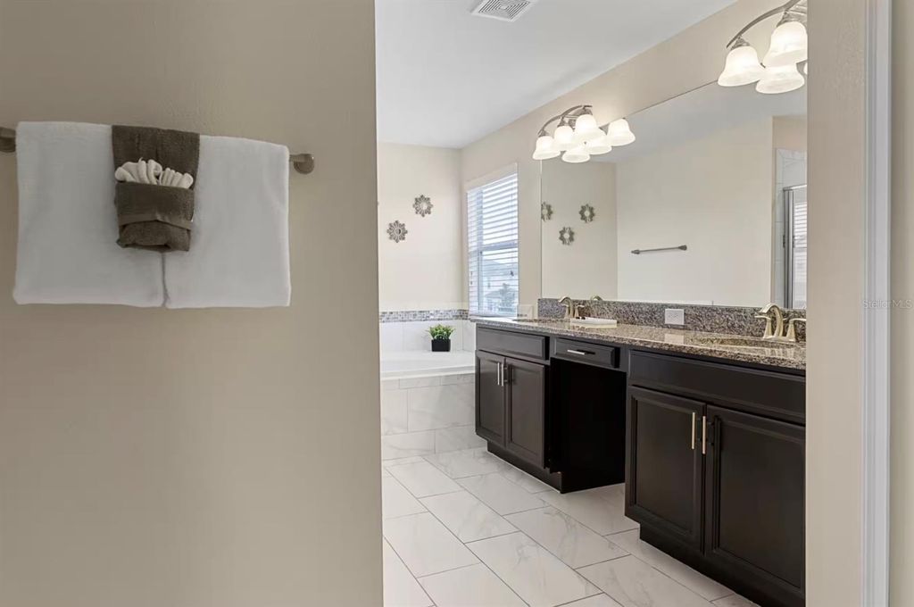 Image 19 of property listing at 4700 SLEEPY HOLLOW DRIVE, Kissimmee, FL 34746
