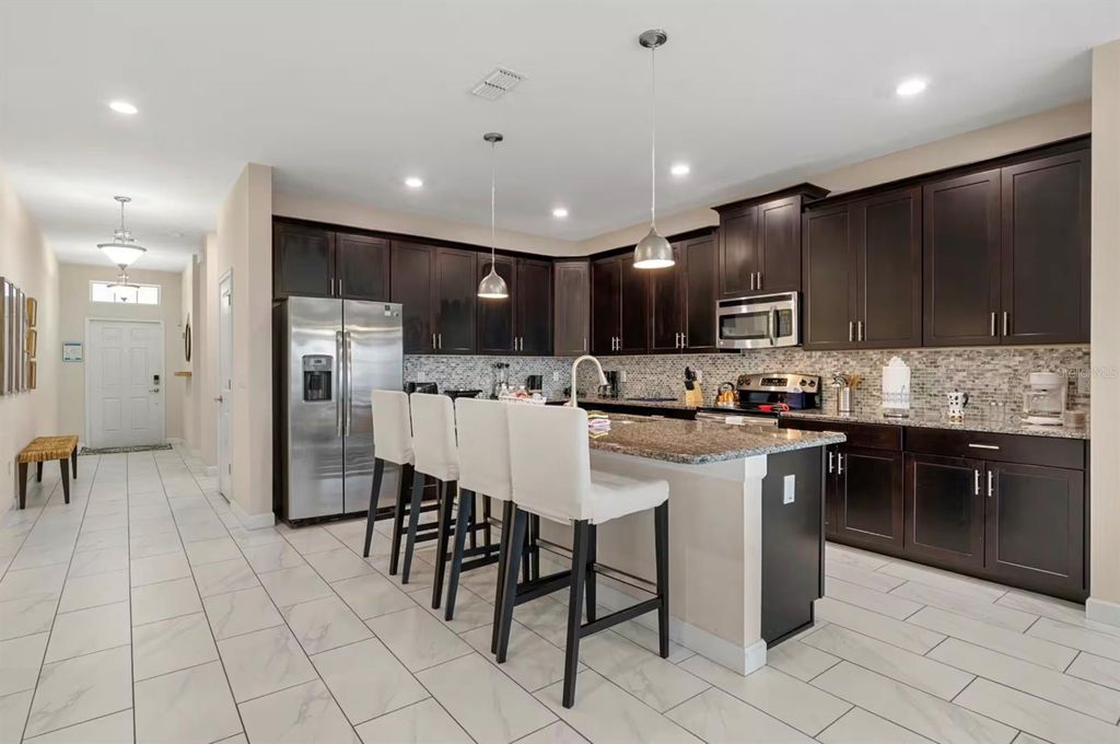Image 5 of property listing at 4700 SLEEPY HOLLOW DRIVE, Kissimmee, FL 34746