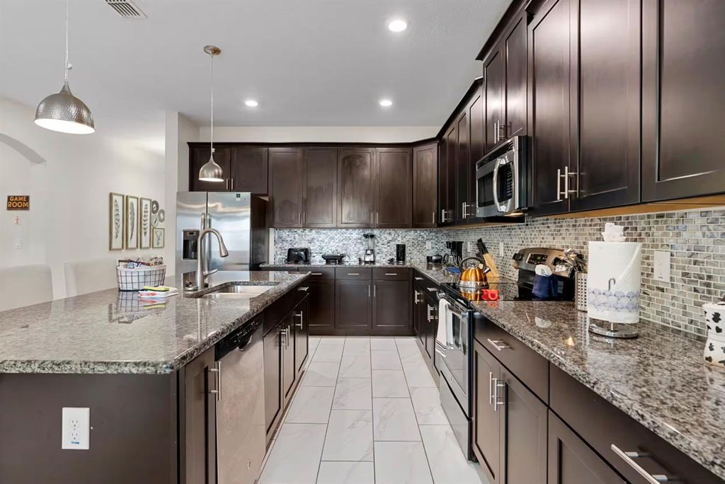 Image 7 of property listing at 4700 SLEEPY HOLLOW DRIVE, Kissimmee, FL 34746