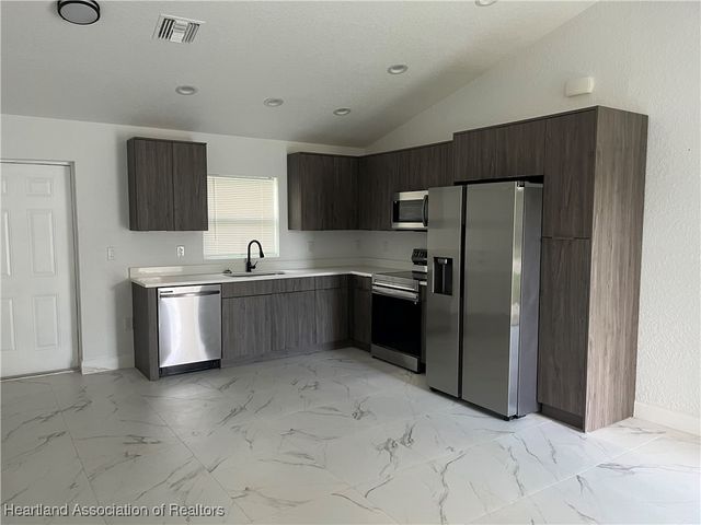 217 Hoover Avenue NE, Lake Placid, FL 33852