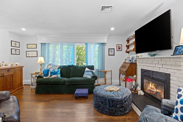 16 Pequot Ter, Plymouth, MA 02360