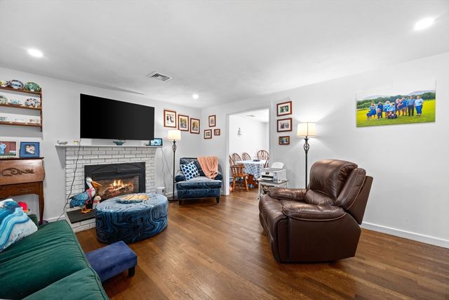 16 Pequot Ter, Plymouth, MA 02360