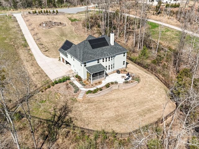 1052 Lakefront Woods, Belmont, NC 28012