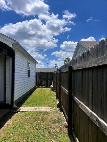 121 E Veterans Parkway, Rogers, AR 72756