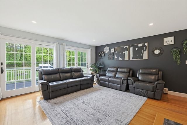 424 Dedham St, Wrentham, MA 02093
