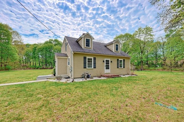 424 Dedham St, Wrentham, MA 02093