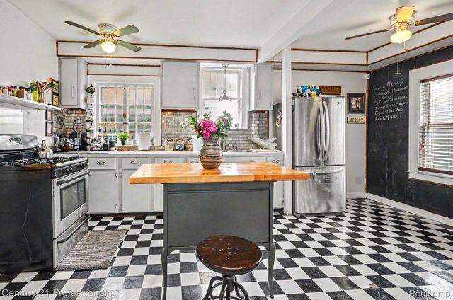 33 Moss Street, Highland Park, MI 48203