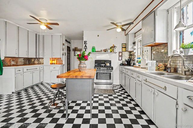 33 Moss Street, Highland Park, MI 48203