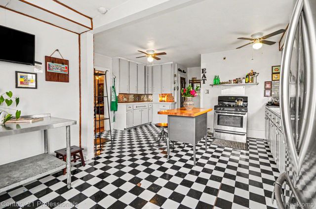 33 Moss Street, Highland Park, MI 48203