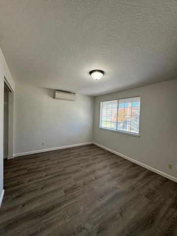 210 W Main Street, Rogue River, OR 97537