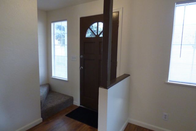 210 W Main Street, Rogue River, OR 97537