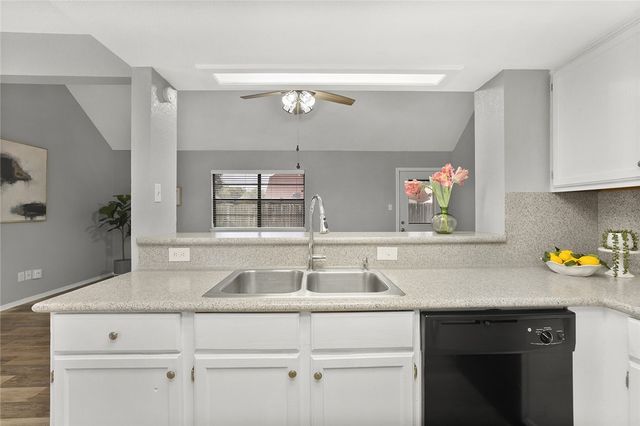 905 Saint Bernard St, Corpus Christi, TX 78418
