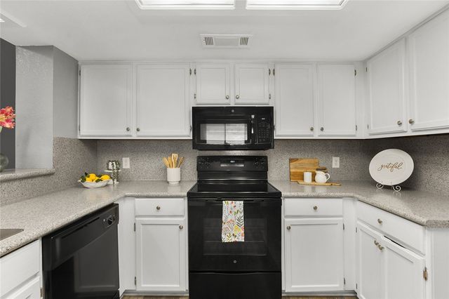 905 Saint Bernard St, Corpus Christi, TX 78418
