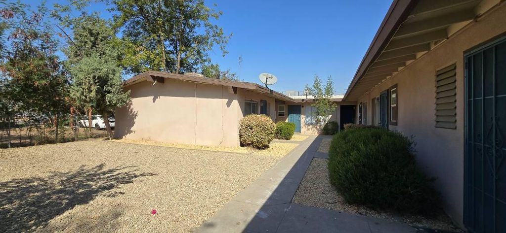Image 2 of property listing at 217 E Tuolumne Street, Fresno, CA 93706