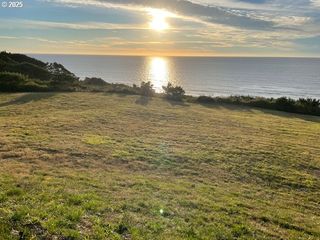 Nantucket Dr 14, Cloverdale, OR 97112