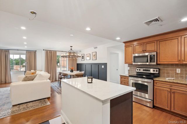 242 Maple Avenue 308, Westbury, NY 11590